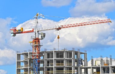 Turna ve bina mavi gökyüzüne karşı yapım aşamasında