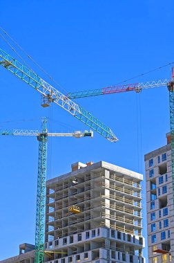 Turna ve bina mavi gökyüzüne karşı yapım aşamasında