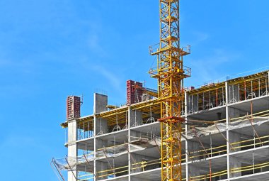 Turna ve bina mavi gökyüzüne karşı yapım aşamasında