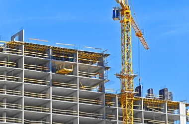 Turna ve bina mavi gökyüzüne karşı yapım aşamasında