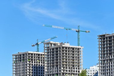 Turna ve bina mavi gökyüzüne karşı yapım aşamasında