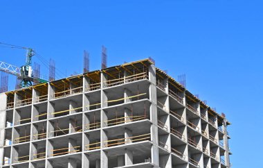 Turna ve bina mavi gökyüzüne karşı yapım aşamasında