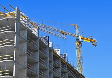 Turna ve bina mavi gökyüzüne karşı yapım aşamasında