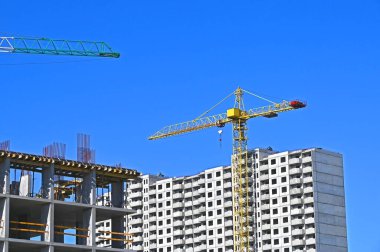 Turna ve bina mavi gökyüzüne karşı yapım aşamasında