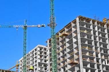 Turna ve bina mavi gökyüzüne karşı yapım aşamasında