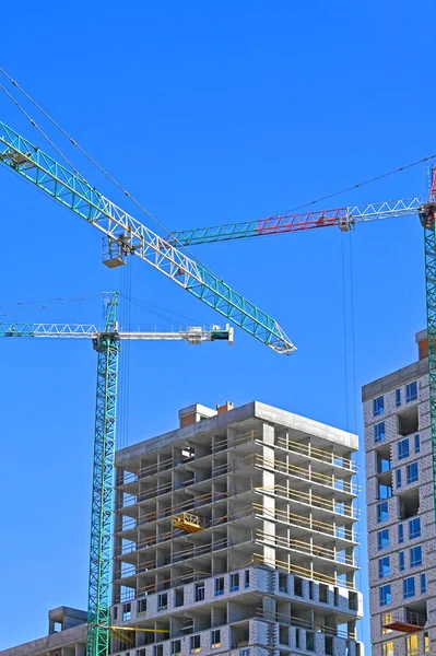 Gru Edificio Costruzione Contro Cielo Blu — Foto Stock