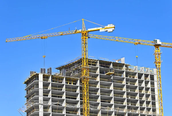 Turna ve bina mavi gökyüzüne karşı yapım aşamasında