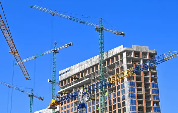 Gru Edificio Costruzione Contro Cielo Blu — Foto Stock