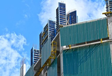 Formaliteli ve takviyeli inşaat sahası