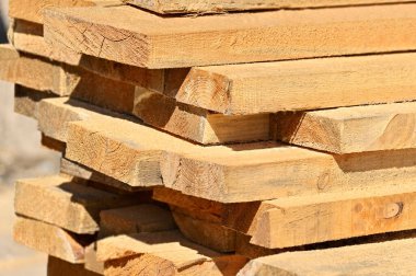 İnşaat alanında istiflenmiş çam ağacı kirişi.
