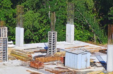 Formaliteli ve takviyeli inşaat sahası