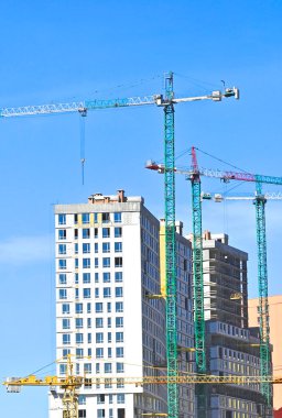 Turna ve bina mavi gökyüzüne karşı yapım aşamasında