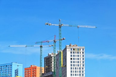 Turna ve bina mavi gökyüzüne karşı yapım aşamasında