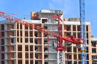 Turna ve bina mavi gökyüzüne karşı yapım aşamasında