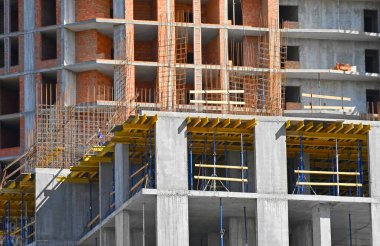 İnşaat inşaatı beton ve tuğladan yapılıyor.