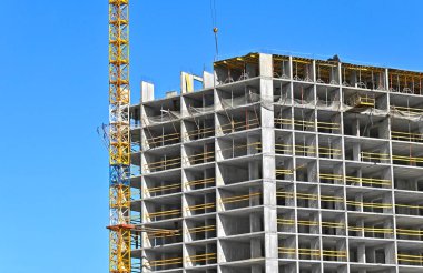 Turna ve bina mavi gökyüzüne karşı yapım aşamasında