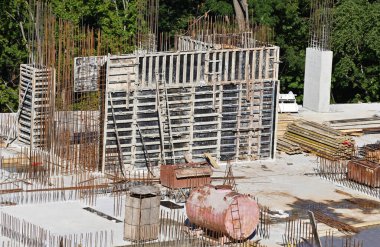 Formaliteli ve takviyeli inşaat sahası