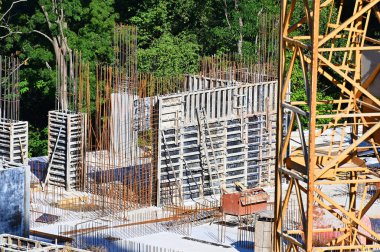 İnşaat alanında vinç ve beton işçiliği