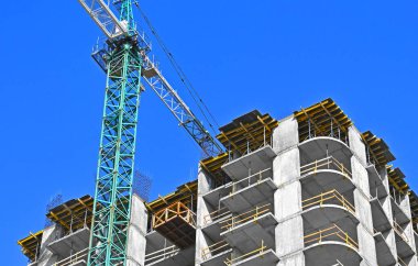 Turna ve bina mavi gökyüzüne karşı yapım aşamasında