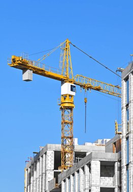 Turna ve bina mavi gökyüzüne karşı yapım aşamasında