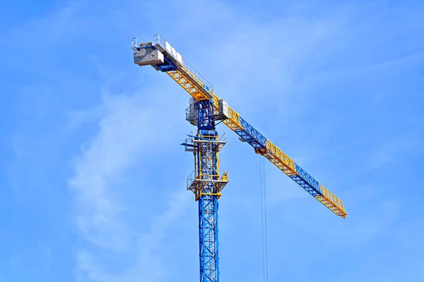 Guindaste Torre Construção Alta Contra Céu Azul — Fotografia de Stock