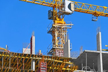 Turna ve bina mavi gökyüzüne karşı yapım aşamasında