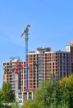 Turna ve bina mavi gökyüzüne karşı yapım aşamasında