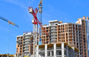 Turna ve bina mavi gökyüzüne karşı yapım aşamasında