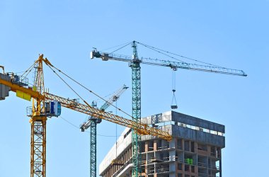 Turna ve bina mavi gökyüzüne karşı yapım aşamasında