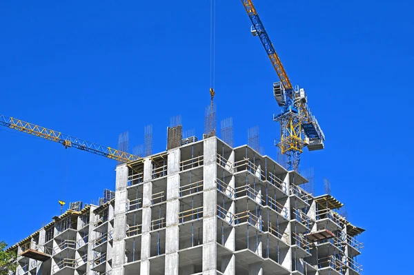 Guindaste Construção Construção Contra Céu Azul — Fotografia de Stock