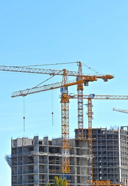 Turna ve bina mavi gökyüzüne karşı yapım aşamasında