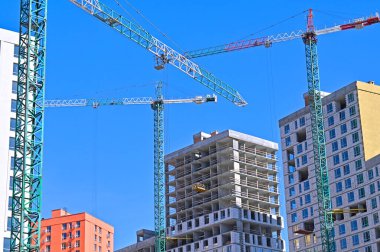 Turna ve bina mavi gökyüzüne karşı yapım aşamasında