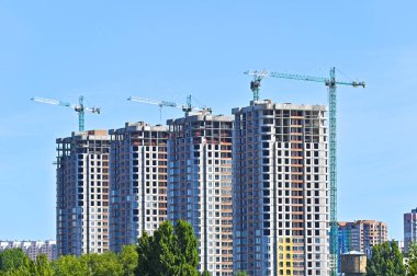 Turna ve bina mavi gökyüzüne karşı yapım aşamasında