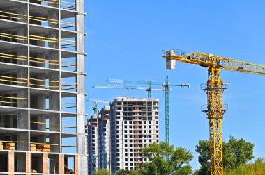 Turna ve bina mavi gökyüzüne karşı yapım aşamasında