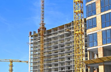 Turna ve bina mavi gökyüzüne karşı yapım aşamasında