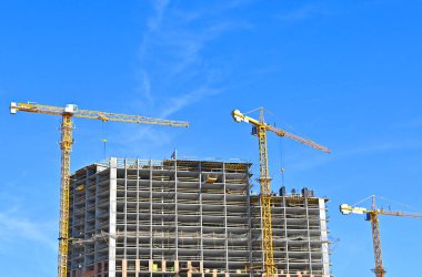 Turna ve bina mavi gökyüzüne karşı yapım aşamasında