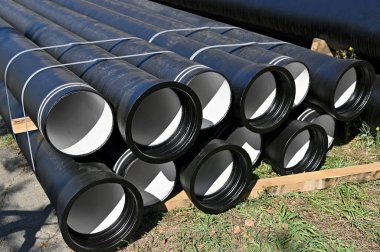 İnşaat alanına yığılmış seramik kanalizasyon borusu