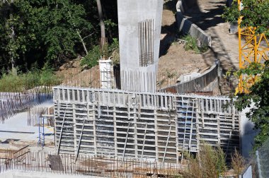 Formaliteli ve takviyeli inşaat sahası