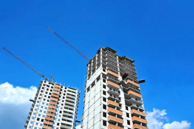 Turna ve bina mavi gökyüzüne karşı yapım aşamasında