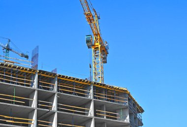 Turna ve bina mavi gökyüzüne karşı yapım aşamasında