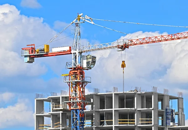 Gru Edificio Costruzione Contro Cielo Blu — Foto Stock