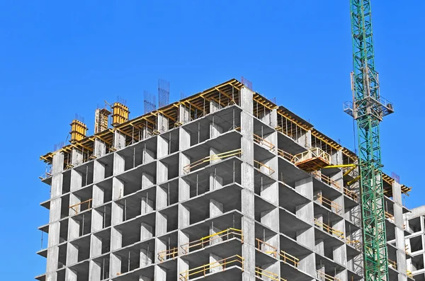 Kraanvogel Gebouw Aanbouw Tegen Blauwe Lucht — Stockfoto