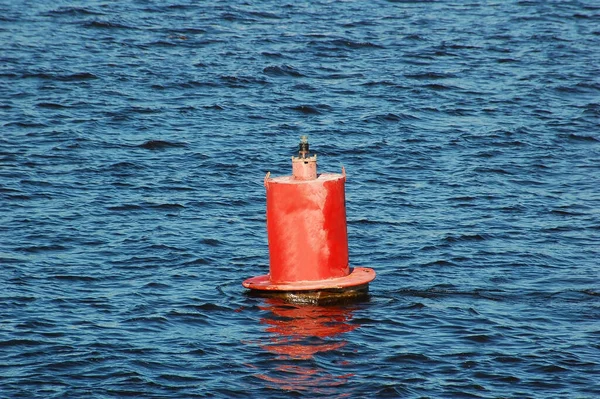 Bouée Rivière Rouge Flottant Sur Vague — Photo