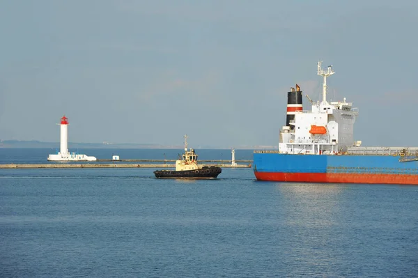 Tugboat Assisting Bulk Cargo Ship Harbor Quayside — Stock Photo, Image