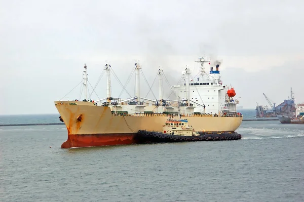 Tugboat Assisting Bulk Cargo Ship Harbor Quayside — Stock Photo, Image