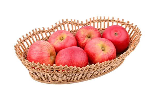 Czerwone Jabłko Zwisającym Koszyku Odizolowane Białym Tle — Zdjęcie stockowe