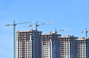 Turna ve bina mavi gökyüzüne karşı yapım aşamasında