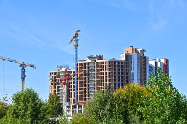 Turna ve bina mavi gökyüzüne karşı yapım aşamasında