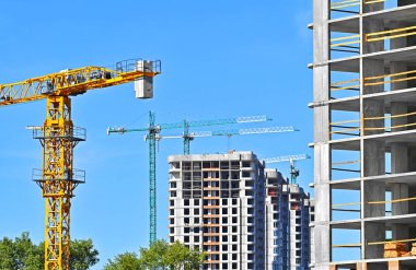 Turna ve bina mavi gökyüzüne karşı yapım aşamasında