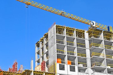 Turna ve bina mavi gökyüzüne karşı yapım aşamasında